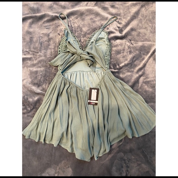 The boutique breeze through life romper NWT - Picture 3 of 6